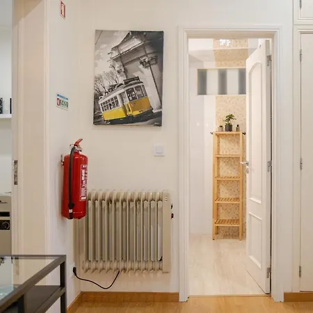 Apartment 27 A Graca Cozy With Balcony And Free Parking